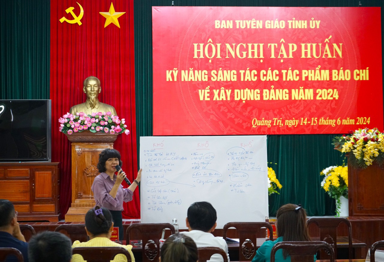 Đồng ch&iacute; Phan Phương Quy&ecirc;n truyền đạt những kỹ năng s&aacute;ng t&aacute;c c&aacute;c t&aacute;c phẩm b&aacute;o ch&iacute; về x&acirc;y dựng Đảng tại hội nghị - Ảnh: L.T